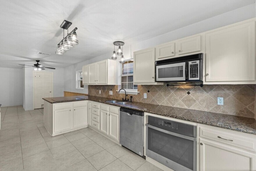 Building Photo - 1422 Delabrook Ct