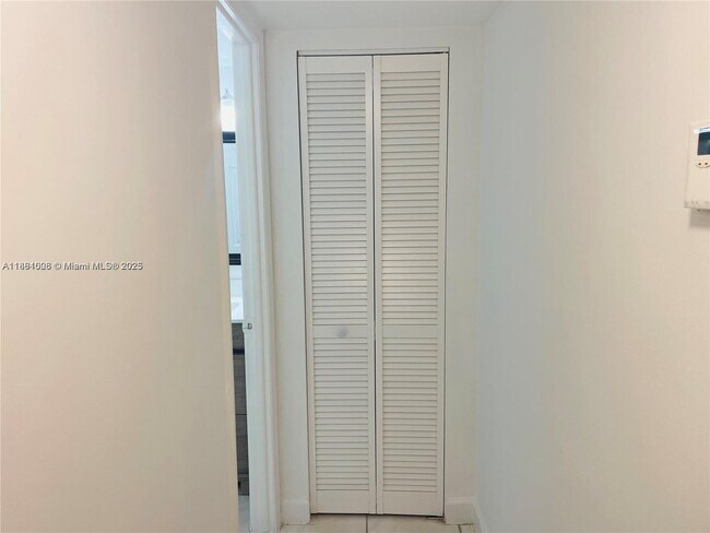 Building Photo - 9440 Fontainebleau Blvd