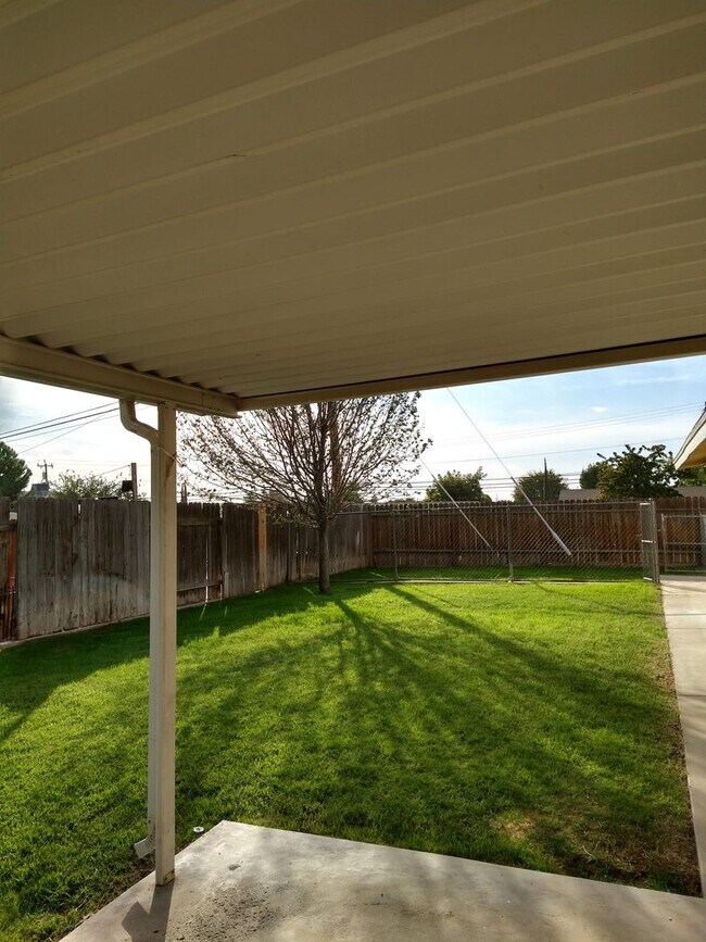 Building Photo - Large family home in Panorama area, near Bakersfield College!