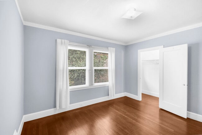Building Photo - 733 Grosvenor Pl