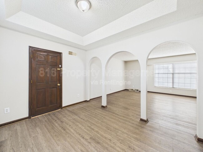 Building Photo - 3929 S Carriage Ln