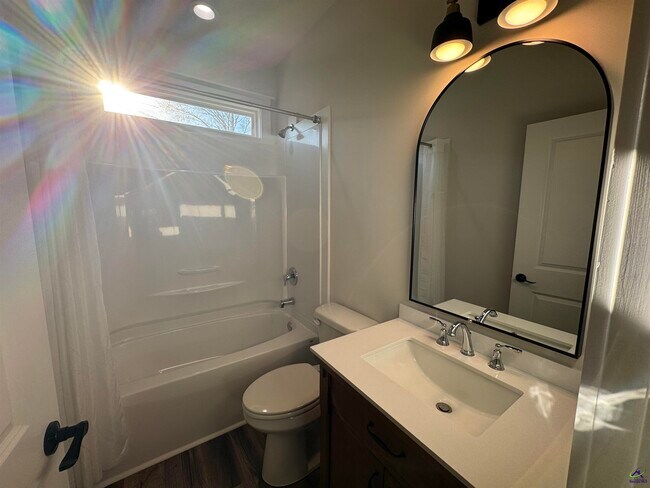 Building Photo - 405 Echo Ln