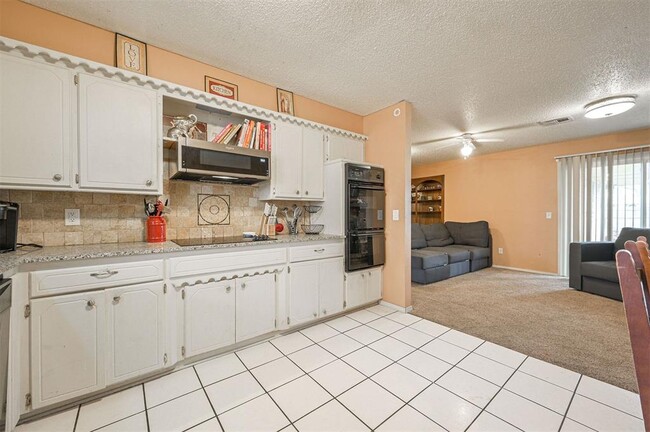 Building Photo - 1621 Kavel Dr