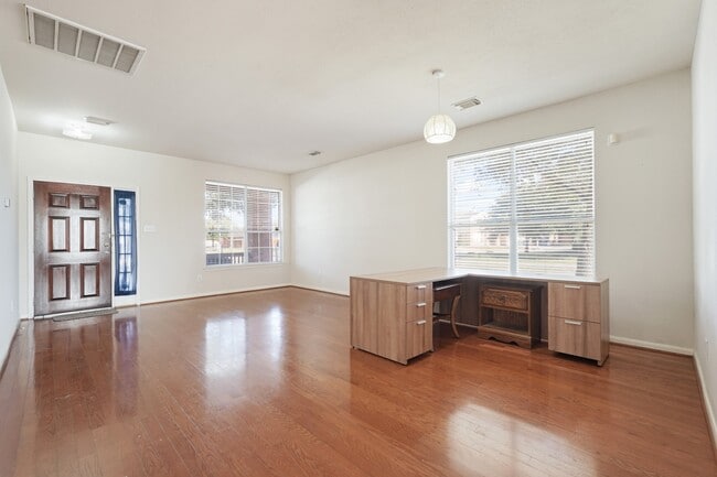 Building Photo - 29650 Legends Green Dr