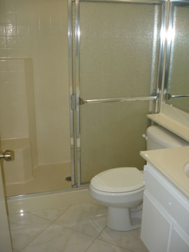 Building Photo - Charming 2-Bedroom Single-Story Home Near Paseos in Valencia!