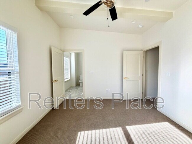 Building Photo - 1140 S Quincy Ave