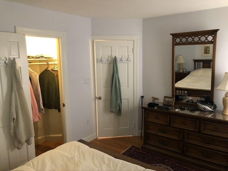 Building Photo - 4 Garden Ct