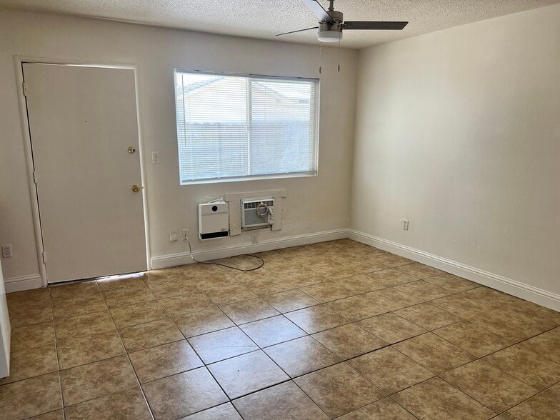 Building Photo - 404 Center St