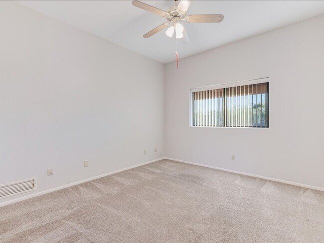 Building Photo - 4 bedroom 2.5 Bath