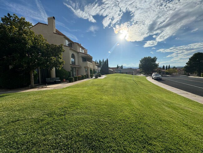 Building Photo - Recently updated condo with gym, pool, and...