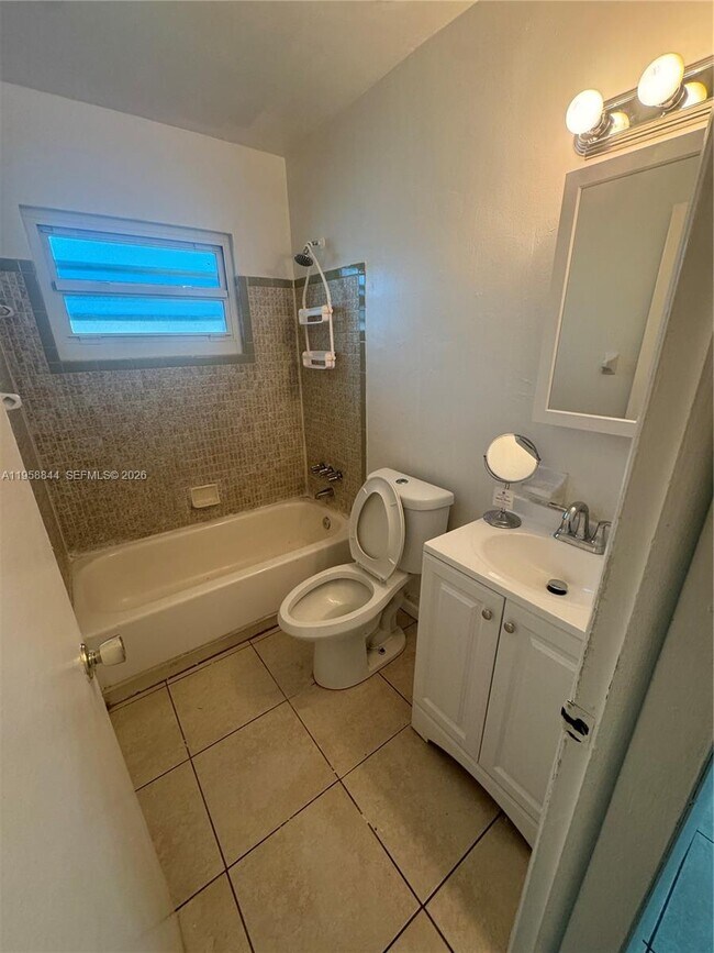 Building Photo - 2220 SW 46th Ct