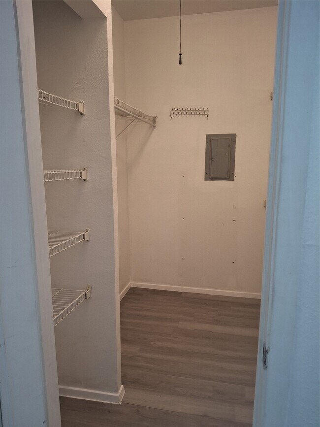 Building Photo - 2025 Augusta Dr