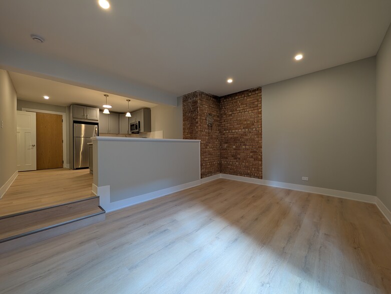 Building Photo - 1214 N La Salle Dr