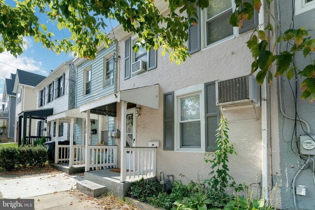 Building Photo - Spacious 3-Bedroom Home with Deck and Bonu...