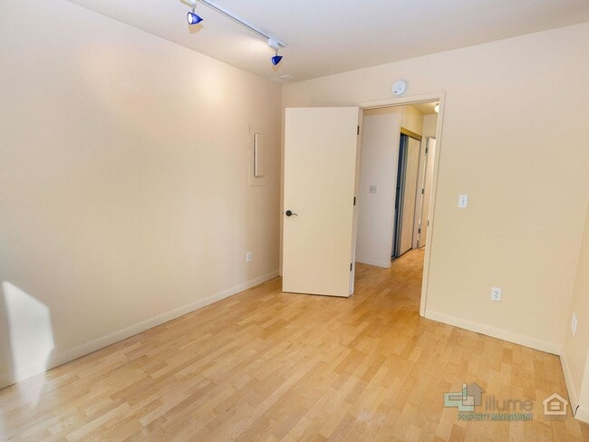 Building Photo - 1-Month Rent Free! Condo Near OHSU with Huge Deck, Stunning Views and Parking