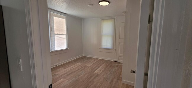 Building Photo - 305 N Kendall St