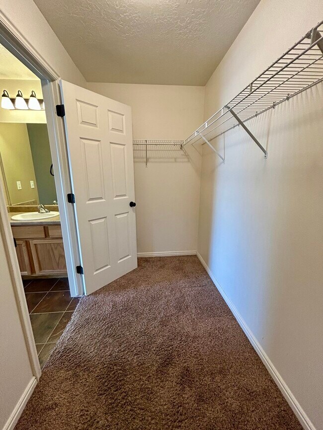 Building Photo - Bright 3-Bed, 2-Bath Condo with Mountain Views & Community Amenities