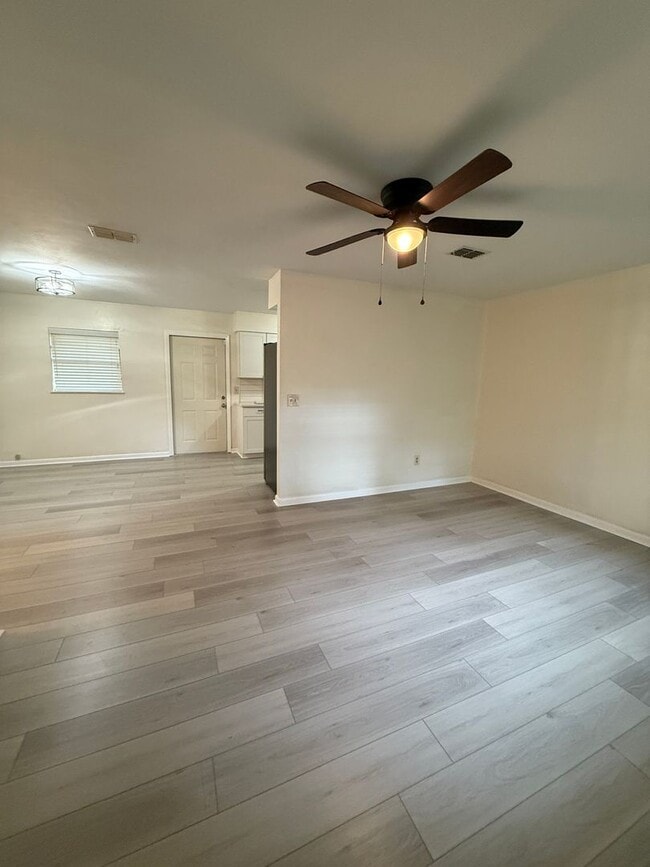 Building Photo - Completely Renovated!