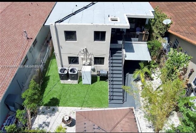 Building Photo - 3520 SW 25th St