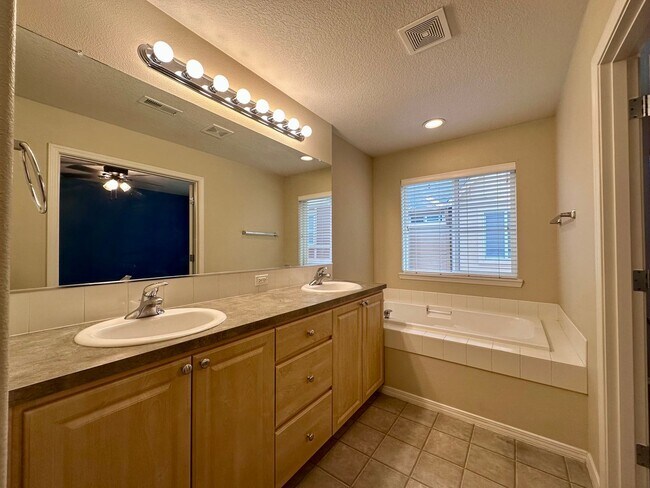 Building Photo - 1/2 off first months rent!! | Modern Comfort Meets Convenience in Beaverton Townhouse 2 Bed 2.5 B...