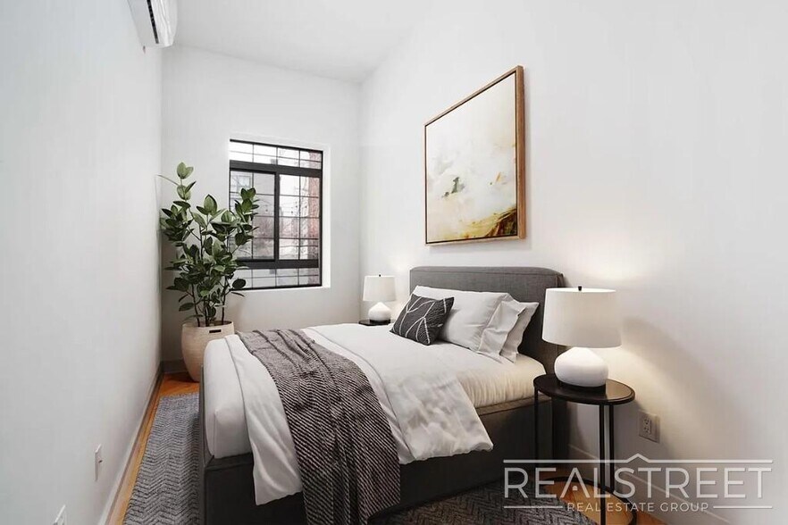 Building Photo - Prime Williamsburg 3-Bedroom with Private Backyard + Laundry in Building