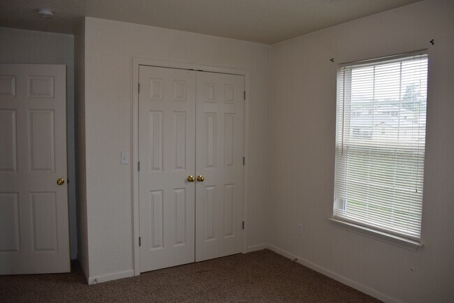 Building Photo - 3 bedroom 2 Bathroom Duplex in Hunters Ridge