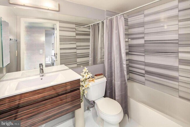 Building Photo - Available Now! Logan Circle! High End, 2 B...