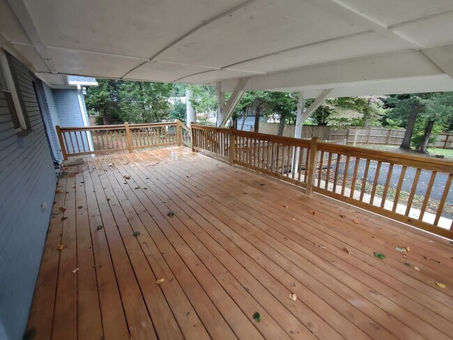 Building Photo - Pristine, move in ready ranch style home l...