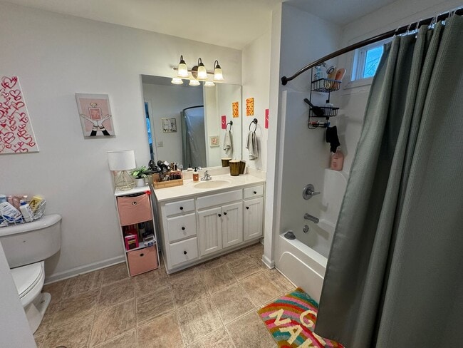 Building Photo - 4 Bedroom Downtown Beauty!