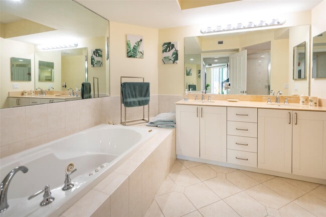 Building Photo - 401 SW 4th Ave