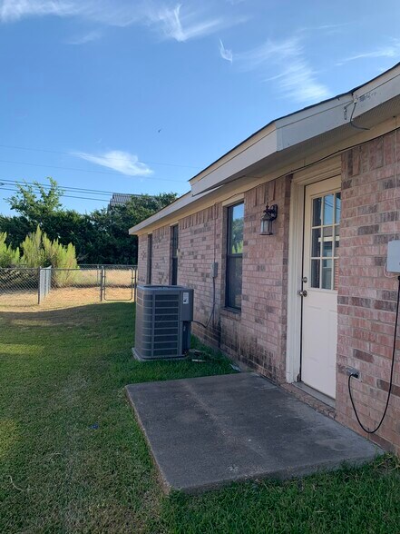 Building Photo - 2912 Ashley Dr