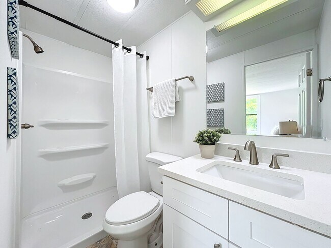 Building Photo - Gorgeous fully remodeled 2-Bedroom, 2 Bath...