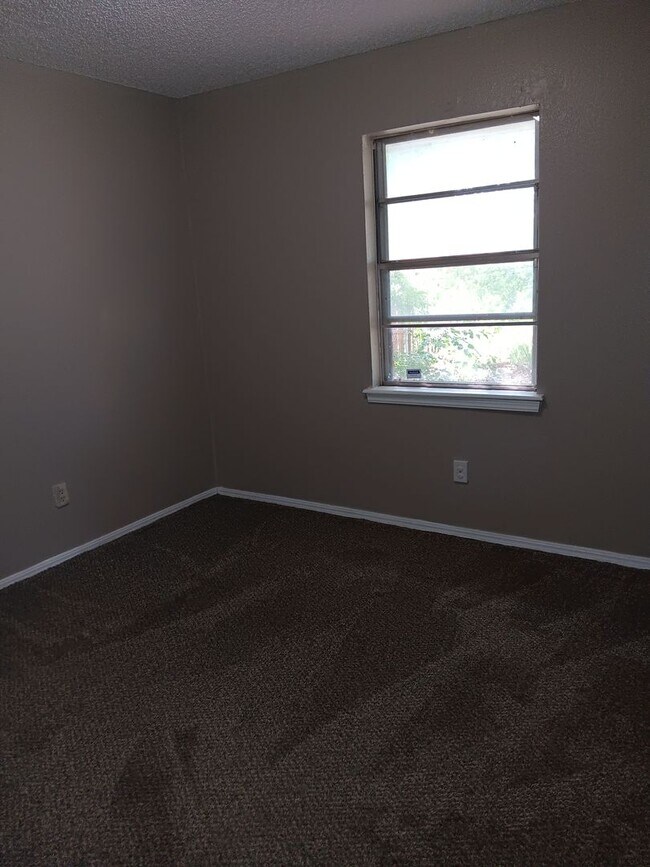 Building Photo - Spacious 5-Bedroom Home with Fresh Modern Updates in Midwest City