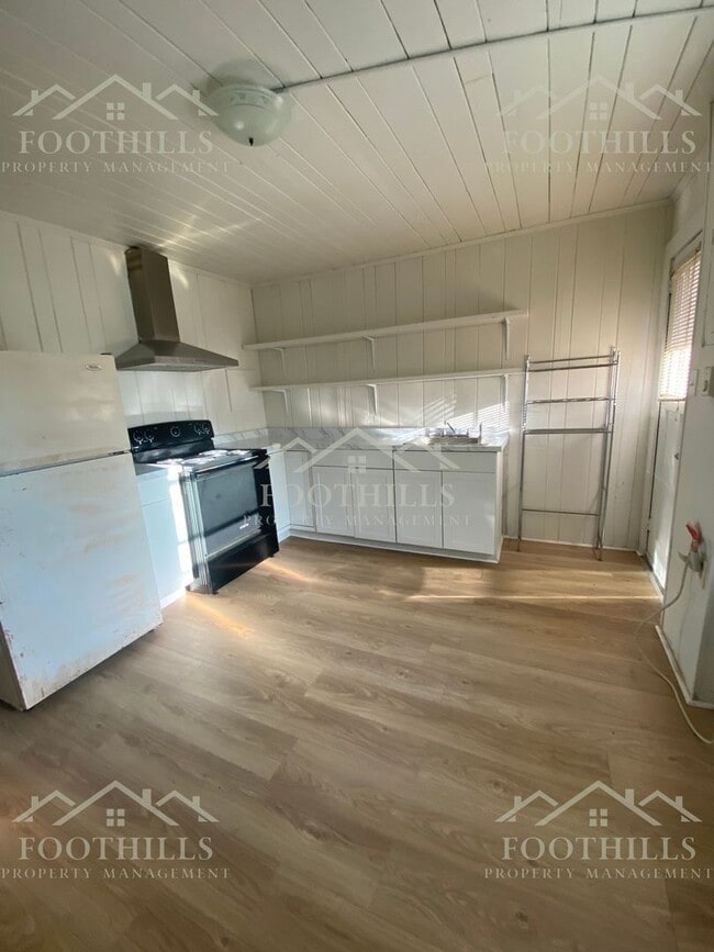 Building Photo - 253 S Shirley Ave