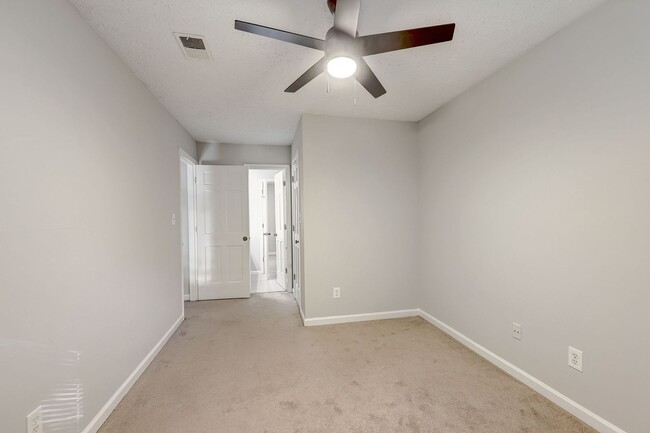 Building Photo - 3 bedroom End Unit Townhouse in Smyrna-New...