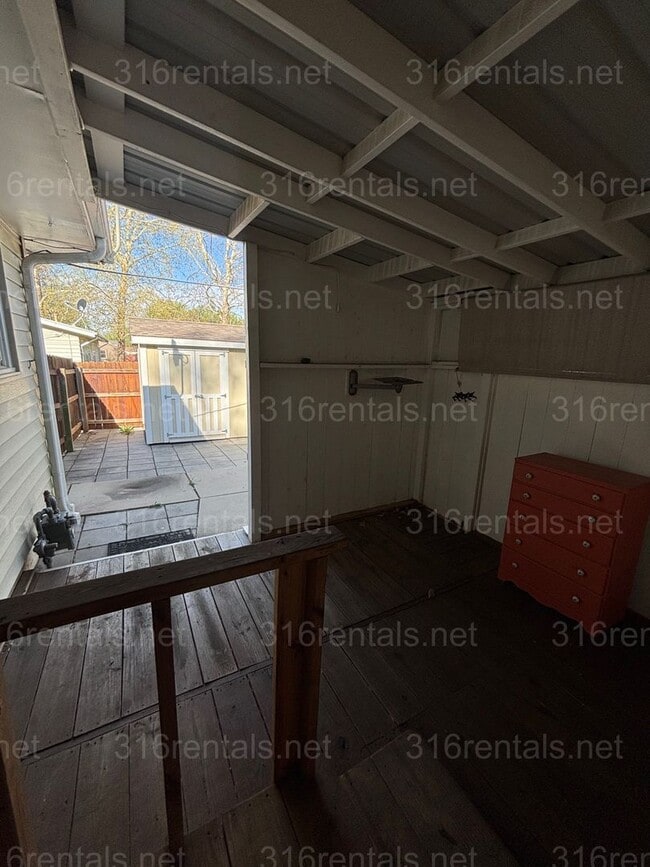 Building Photo - 3 bed 1 1/2 bath house available Now!!