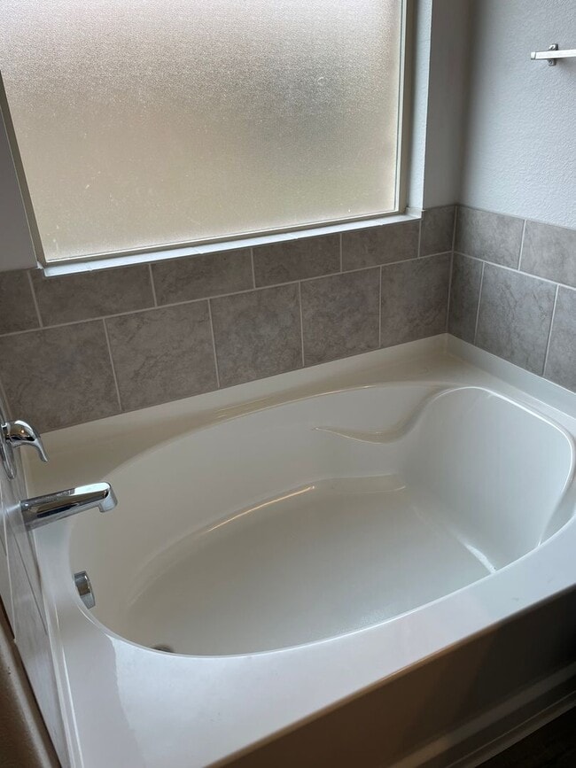 Building Photo - Available Now | Modern Single-Story 3 Bed, 2 Bath | Separate Office/Den | Big Yard | Pet Restrict...