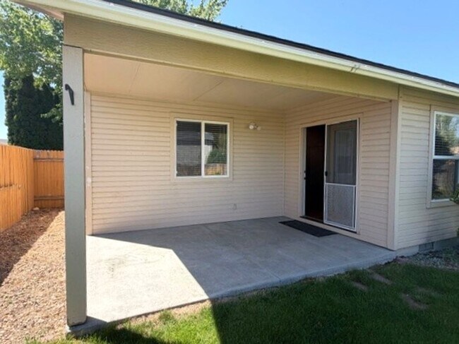 Building Photo - Beautiful and spacious 3 bed 2 bath home in Meridian just off Ten Mile and W Pine Ave