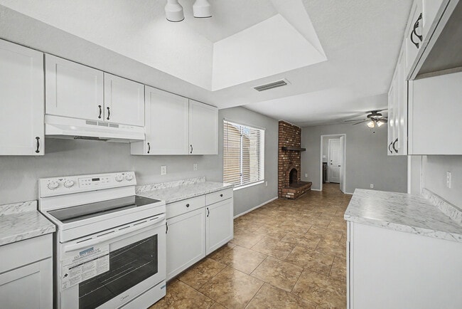 Building Photo - 3223 E Emerald Cir