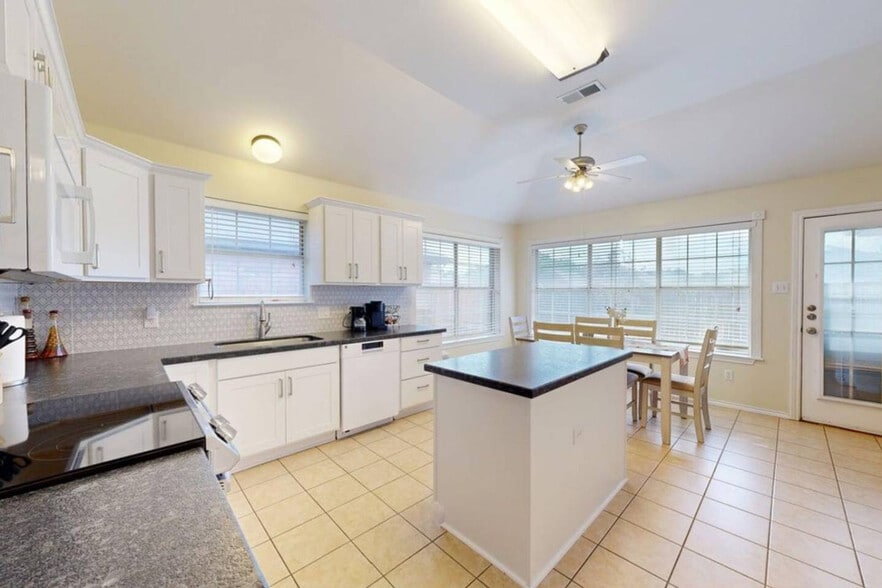 Building Photo - 810 Camellia Ct