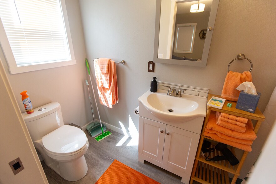 Building Photo - 5604 SE 97th Ave