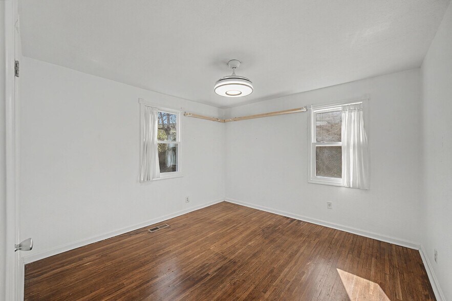 Building Photo - 2204 Sandra Dr