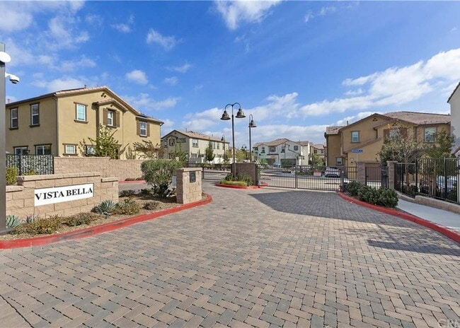Building Photo - $500 OFF MOVE IN - Must take possession within 14 days.  Located in the desirable Vista Bella com...