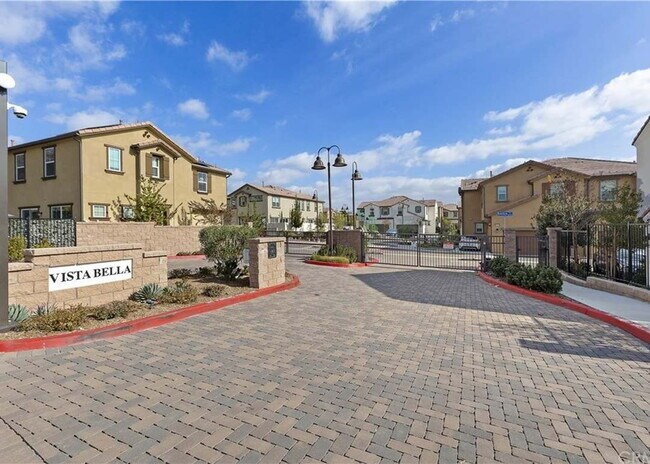 Building Photo - Located in the desirable Vista Bella community!   Don't miss the opportunity to make this your dr...