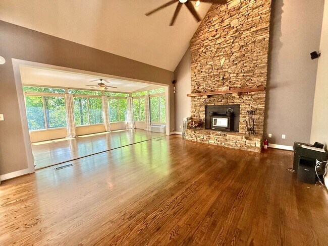 Building Photo - 309 Bullrun Valley Dr