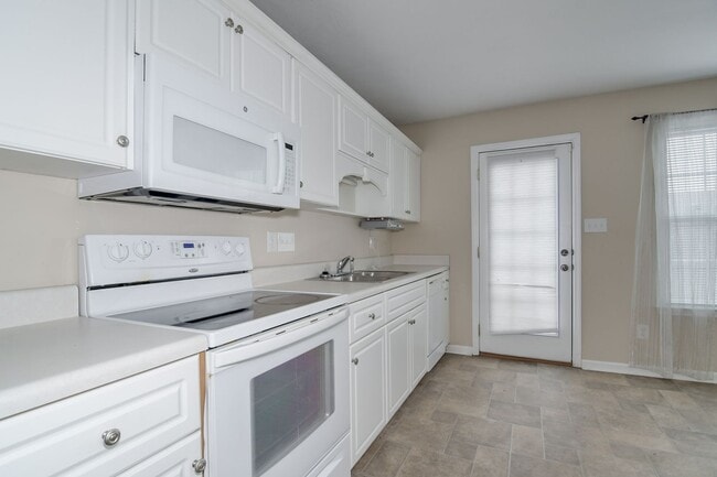 Building Photo - End Unit Townhome!