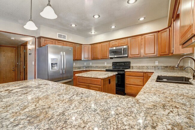 Building Photo - HUGE House In Tempe Close to ASU