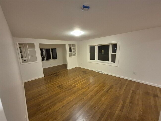 Building Photo - 5 Lakeview Ave