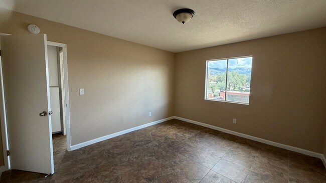 Building Photo - Two Bedroom One Bathroom Apartment in San Bernardino!