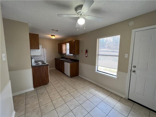 Building Photo - 519 Geri Dr